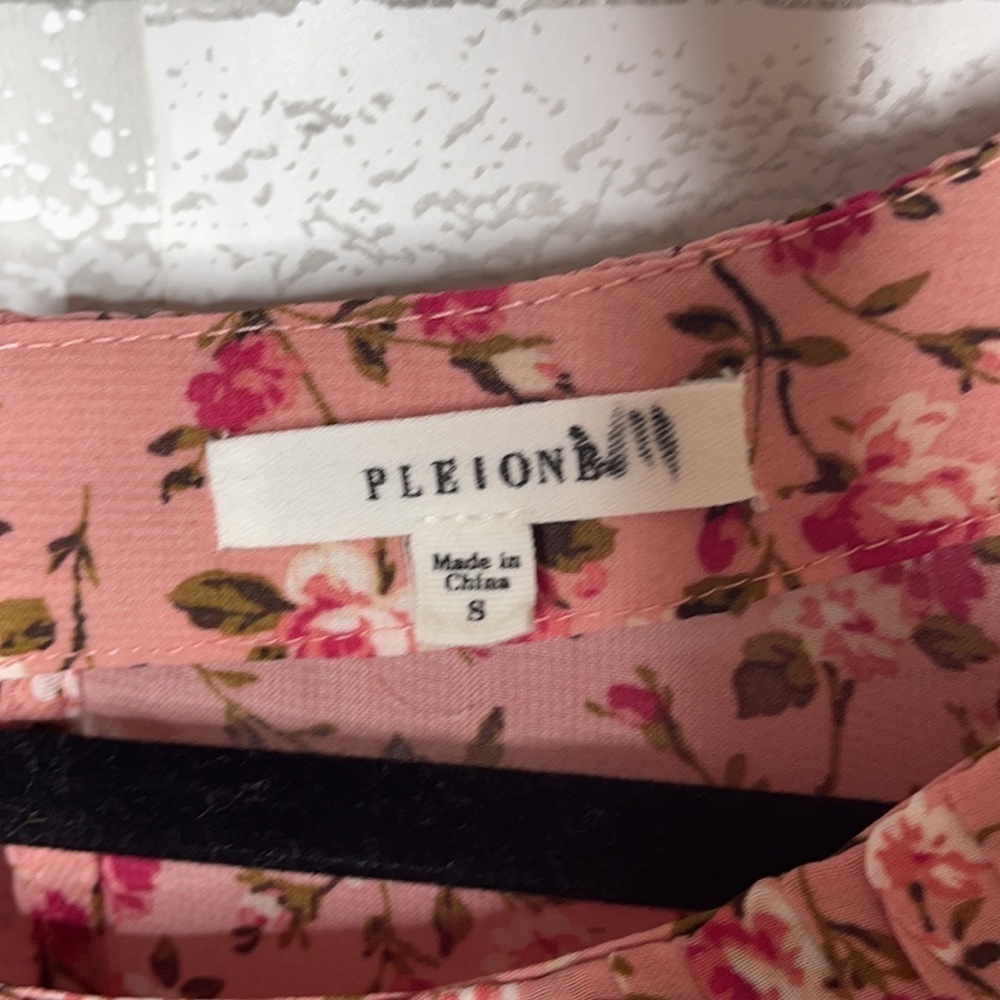 Pleione Pink Floral Scoop Neck Flutter Sleeve Blouse - Picture 6 of 12